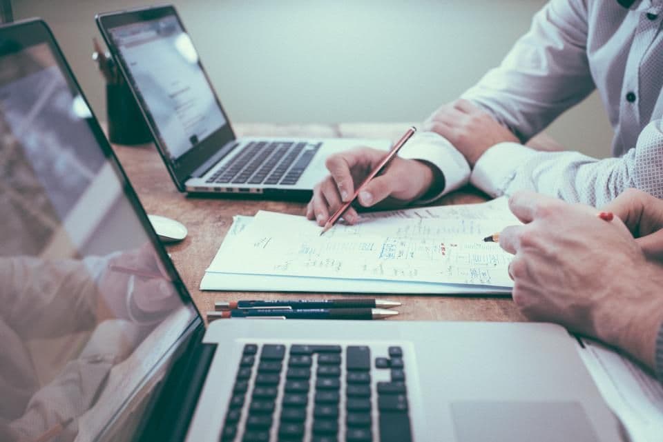 How to Identify and Avoid Biased or Sponsored Web Hosting Reviews